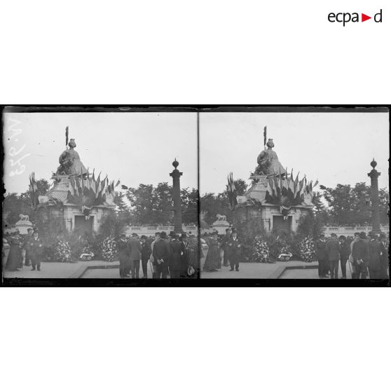 Paris, la statue de Lille et les couronnes. [légende d'origine]