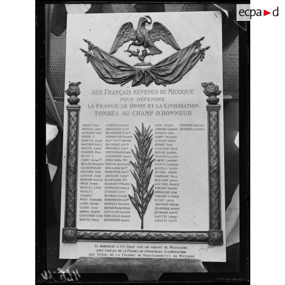 Paris, plaque commémorative aux Français revenus du Mexique et tombés au champ d'honneur. [légende d'origine]