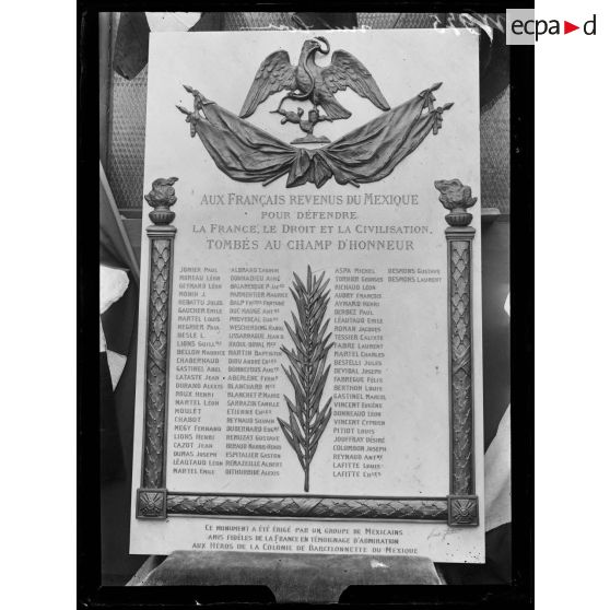 Paris, plaque commémorative aux Français revenus du Mexique et tombés au champ d'honneur. [légende d'origine]