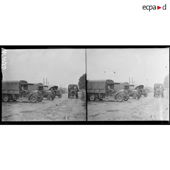 Camions de l'entrepôt d'effets des Murlin. [légende d'origine]