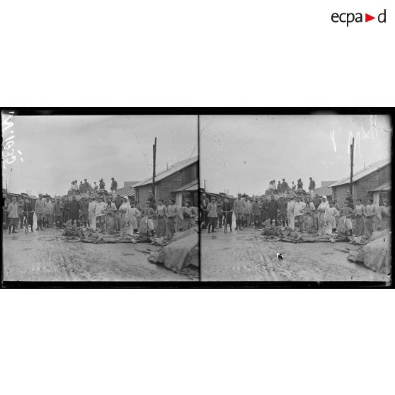 Le tri des effets venant du front. [légende d'origine]