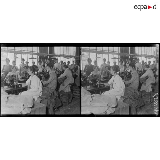 L'atelier des machines à coudre. [légende d'origine]