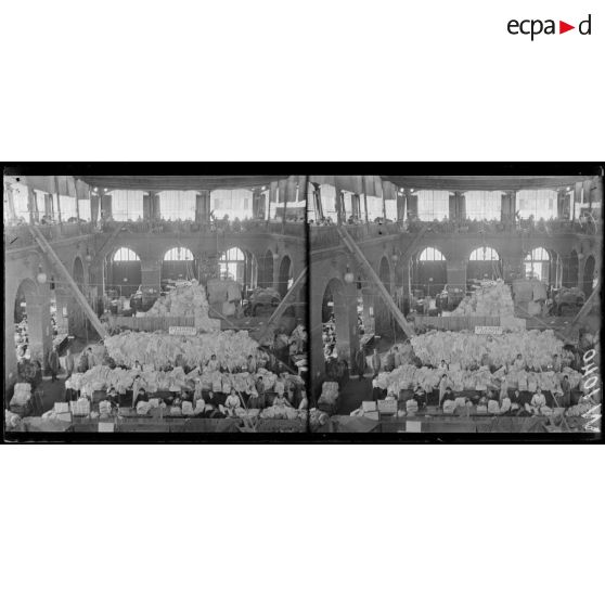 Atelier de pliage d'effets militaires dans la salle des fêtes. [légende d'origine]