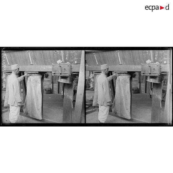 Boulangerie militaire, appareil à remplir les sacs. [légende d'origine]