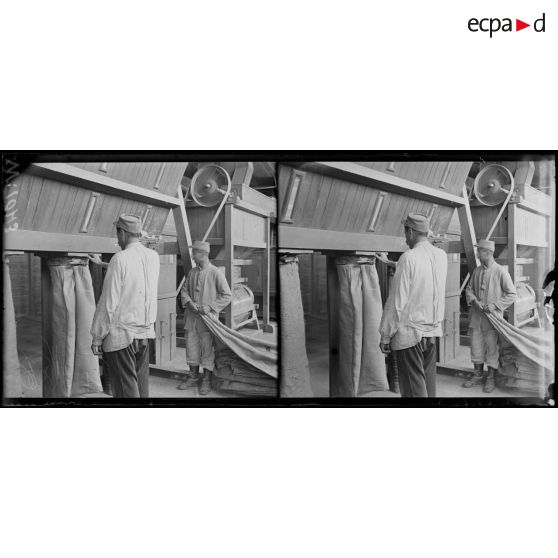 Boulangerie militaire, appareil à remplir les sacs. [légende d'origine]