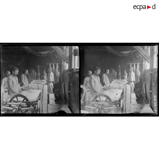 Boulangerie militaire, pétrissage de la pâte. [légende d'origine]