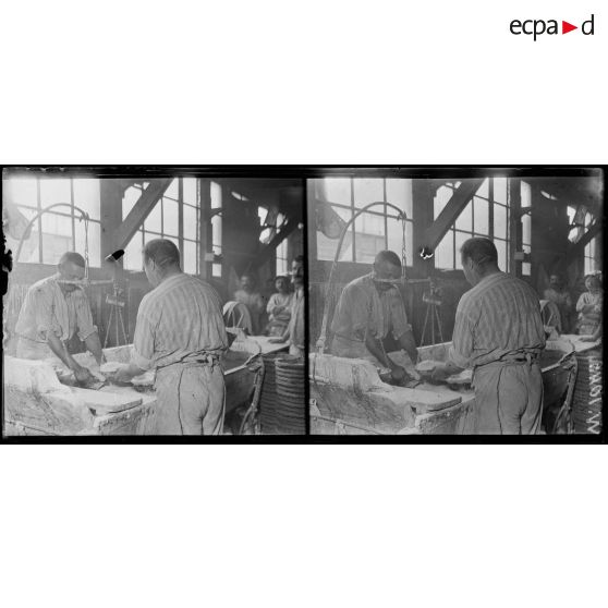 Boulangerie militaire, pesée de la pâte. [légende d'origine]