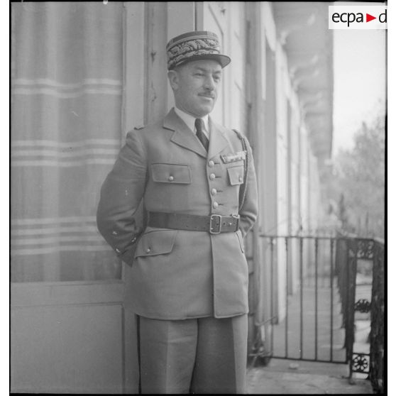Portrait en pied du général de division Odilon Picquendar (ou Piquendar selon les sources), chef d'état-major de l'armée de terre de juillet 1940 à l'été 1942.