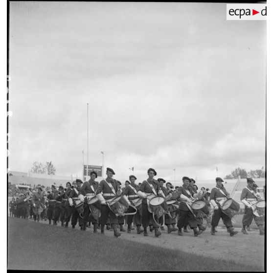 La musique du 43e RIA (régiment d'infanterie alpine) de Marseille défile sur le Stade Vélodrome.