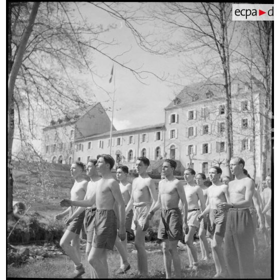 Départ pour une séance d'éducation physique au centre d'éducation Bayard.