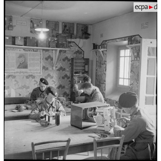 Atelier d'électricité au centre Bayard.