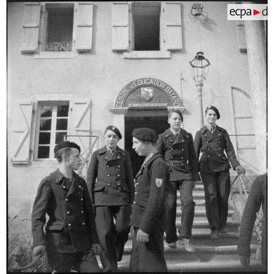 Elèves du centre Bayard en tenue de sortie.