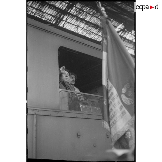 Arrivée du train rapatriant des prisonniers de guerre blessés en provenance d'Allemagne.