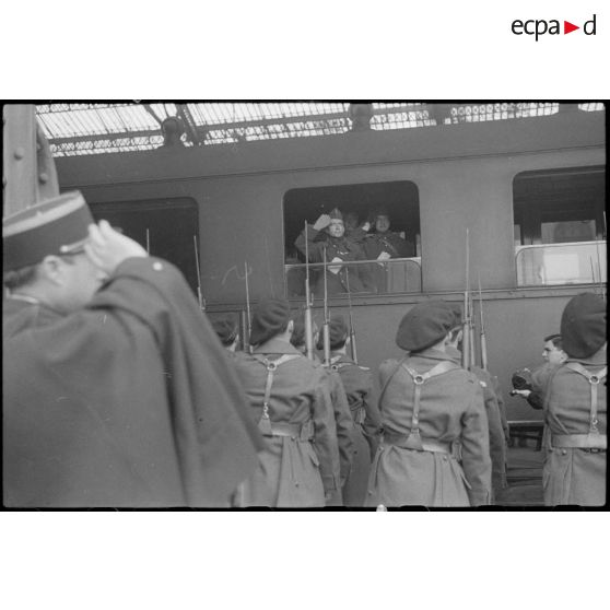 Arrivée du train rapatriant des prisonniers de guerre blessés en provenance d'Allemagne.