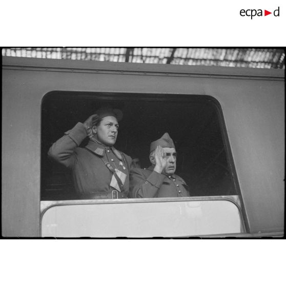 Arrivée du train rapatriant des prisonniers de guerre blessés en provenance d'Allemagne.