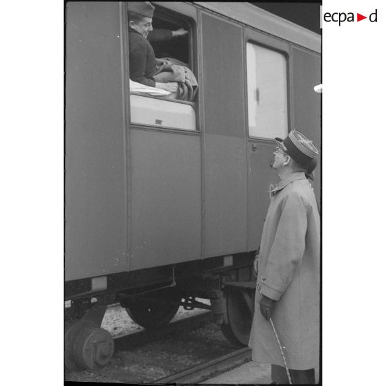 Arrivée du train rapatriant des prisonniers de guerre blessés en provenance d'Allemagne.