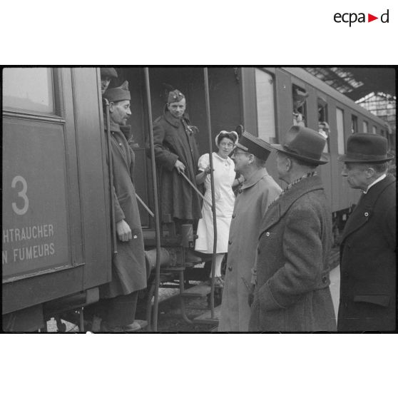 Arrivée du train rapatriant des prisonniers de guerre blessés en provenance d'Allemagne.