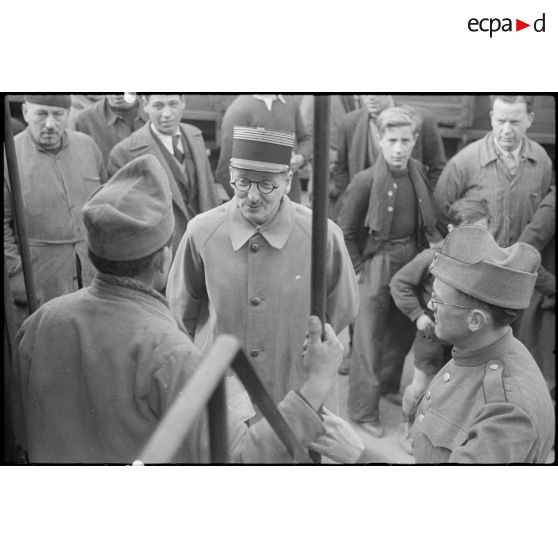 Les autorités militaires et civiles s'adressent aux prisonniers de guerre blessés rapatriés d'Allemagne à l'arrivée du train en gare de Marseille Saint-Charles.