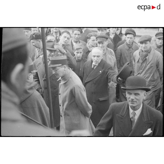 Les autorités militaires et civiles s'adressent aux prisonniers de guerre blessés rapatriés d'Allemagne à l'arrivée du train en gare de Marseille Saint-Charles.