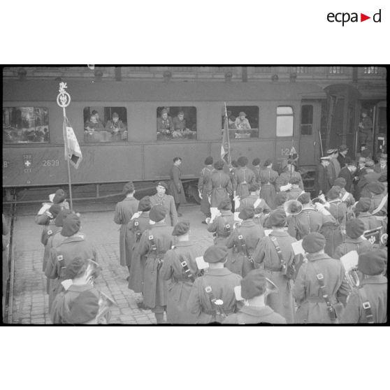 A l'arrivée du train ramenant des prisonniers de guerre blessés rapatriés d'Allemagne, la garde au drapeau et la musique du 43e régiment d'infanterie alpine (RIA) rendent les honneurs.