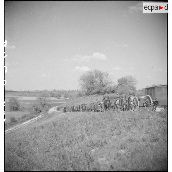Retour au quartier des batteries d'artillerie attelées.