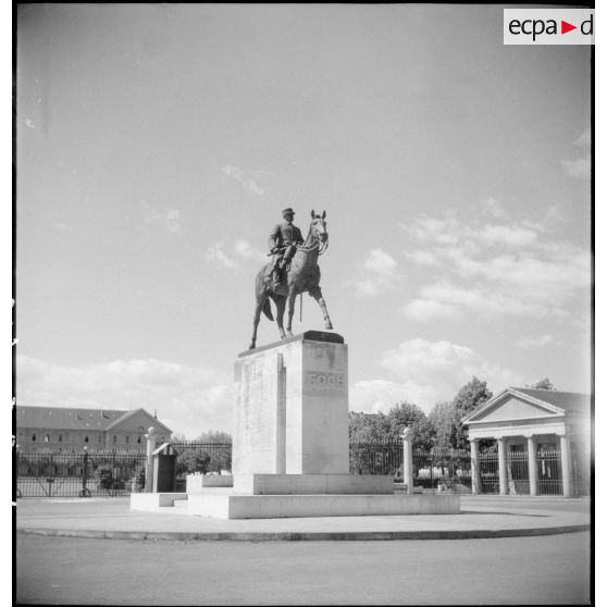 La statue équestre du maréchal Ferdinand Foch, réalisée par le sculpteur Firmin Michelet, à Tarbes.