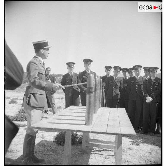 Présentation d'obus de 75 mm par un instructeur.