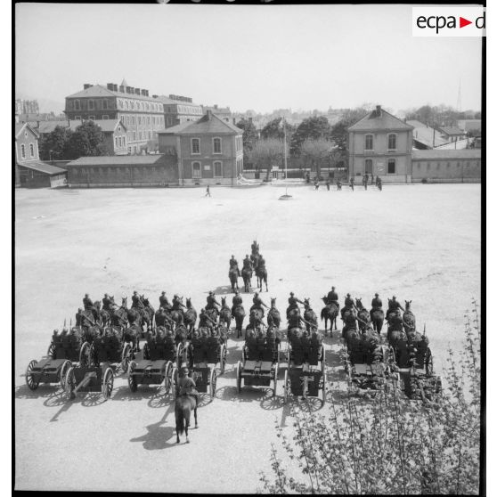 Les honneurs sont rendus au drapeau.