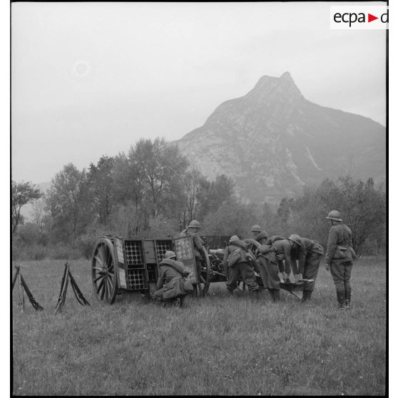 Canons de 75 mm en batterie.