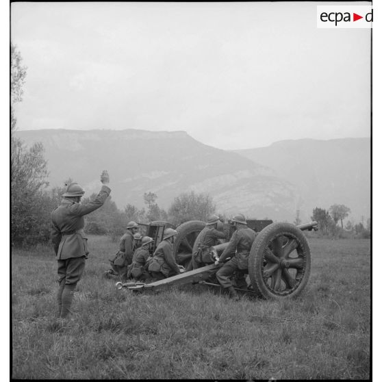 Canons de 75 mm en batterie.