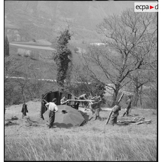 Fabrication de charbon de bois.