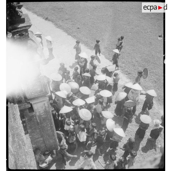 Les habitants de Ha Hoï, prévenus du passage d'une équipe sanitaire, viennent se faire vacciner contre le choléra.