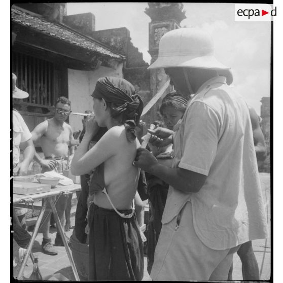 Vaccination des villageois de Ha Hoï contre le choléra par une équipe du Service de santé