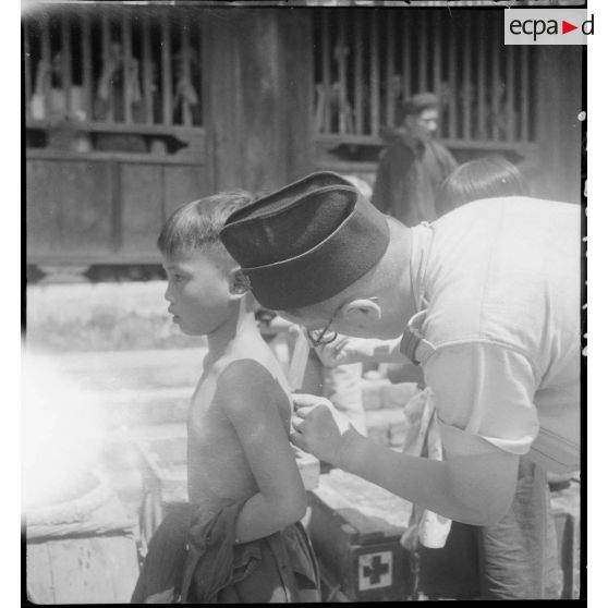 Vaccination des villageois de Ha Hoï contre le choléra par un lieutenant du Service de santé