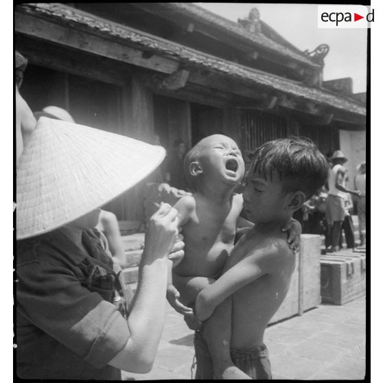 Vaccination d'un enfant de Ha Hoï contre le choléra par une équipe du Service de santé