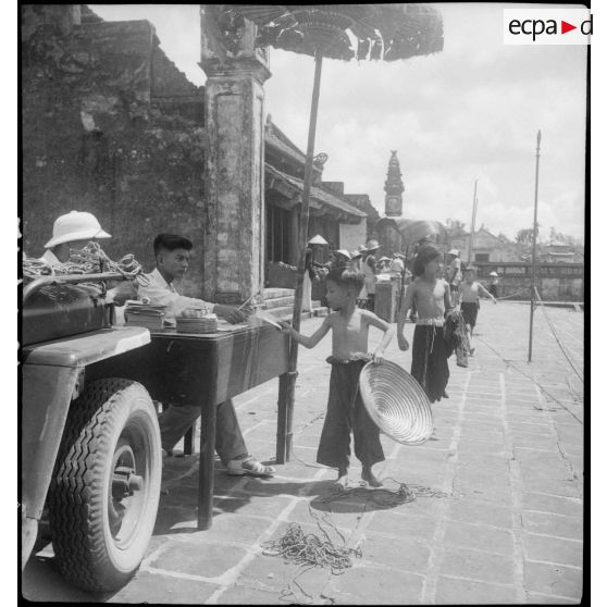 Un enfant reçoit son certificat de vaccination après avoir été vacciné contre le choléra dans le village de Ha Hoï.