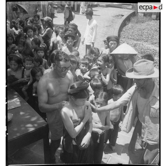 Des villageois de Ha Hoï attendent leur tour pour se faire vacciner contre le choléra par le Service de santé.
