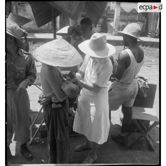 Vaccination des enfants de Ha Hoï contre le choléra par une infirmière du Service de santé.