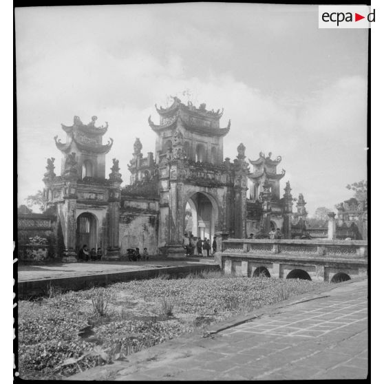 Porte ornée donnant accès à la maison communale à Ha Hoï.