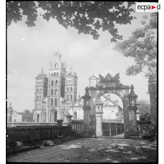 Eglise et bâtiment du village d'Ha Hoï.