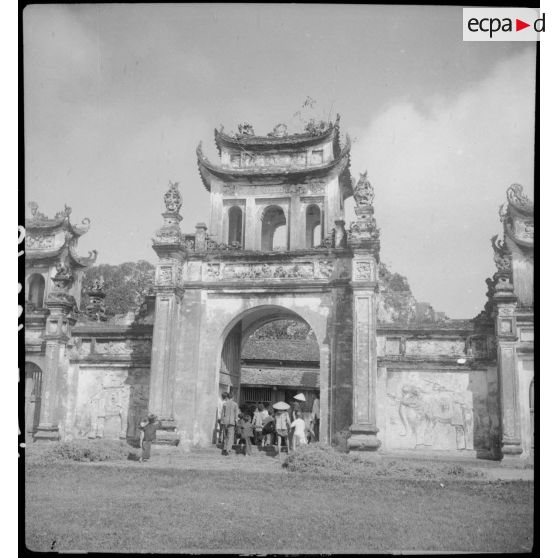 Porte ornée donnant accès à la maison communale à Ha Hoï.