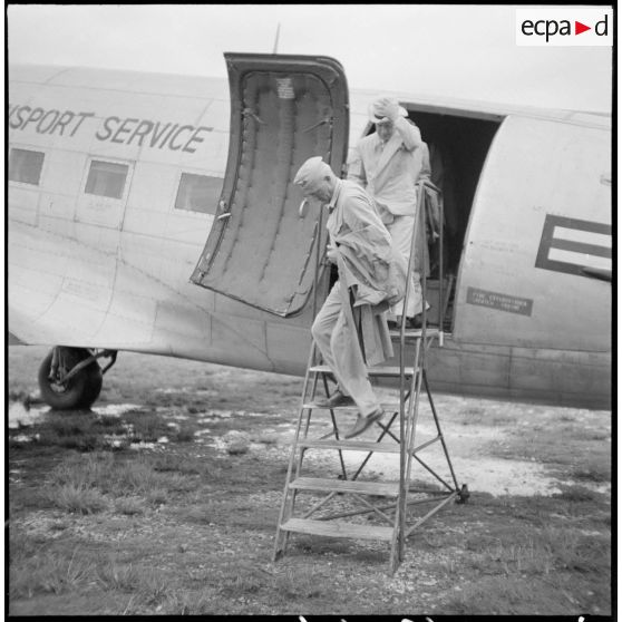 Arrivée de la mission militaire américaine à l'aéroport de Gia Lam : le général américain Erskine et Donald R.Heath, ambassadeur des Etats-Unis en Indochine, descendent de l'avion.