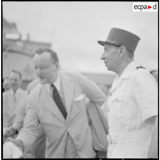 Accueil des membres de la mission militaire américaine Melby-Erskine par le général Marchand à l'aéroport de Gia Lam.