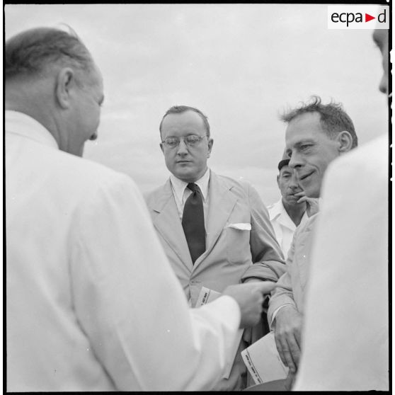 Accueil des membres de la mission Melby-Erskine à l'aéroport de Gia Lam.