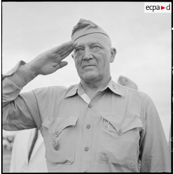 Le général américain Erskin au salut lors de son arrivée à l'aéroport de Gia Lam.