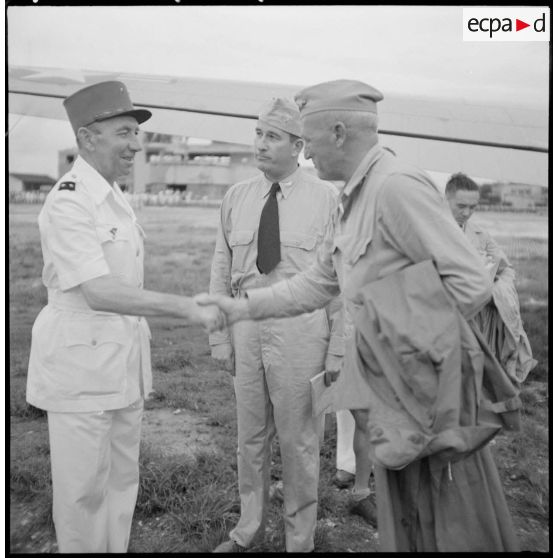 Le général Erskine, membre de la mission militaire américaine, est accueilli  à l'aéroport de Gia Lam par le général Marchand, adjoint du commandant de la zone opérationnelle du Tonkin.