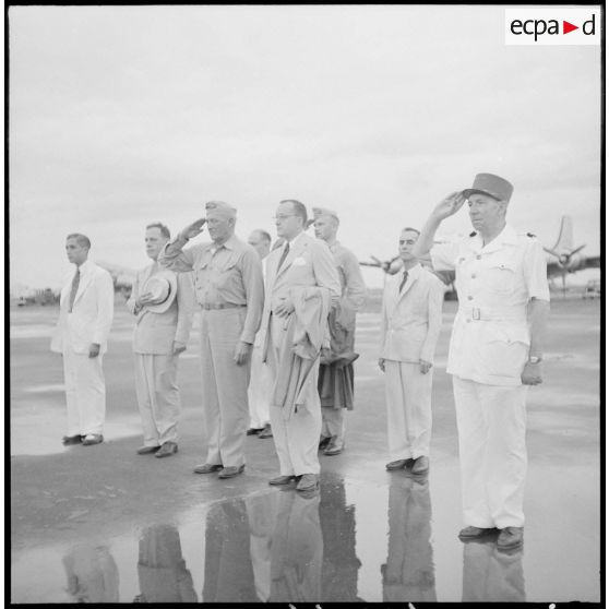 Les membres de la mission militaire américaine Melby-Erskine devant la haie d'honneur à l'aéroport de Gia Lam.