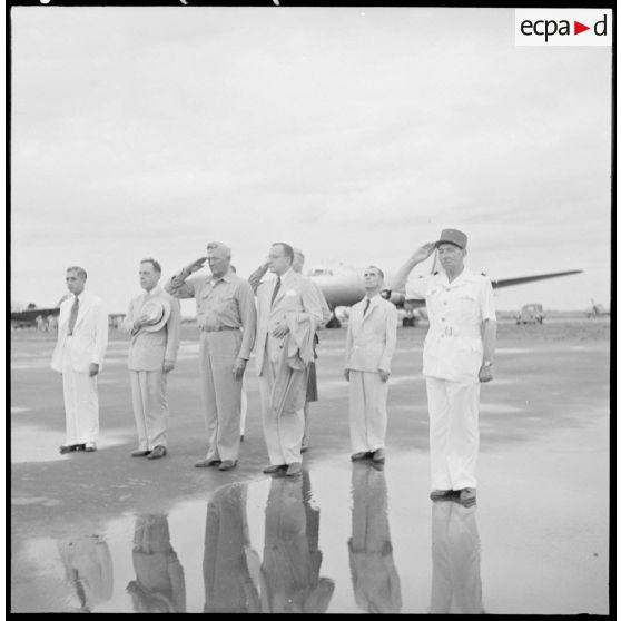 Les membres de la mission militaire américaine Melby-Erskine devant la haie d'honneur à l'aéroport de Gia Lam.