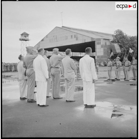 Les membres de la mission militaire américaine Melby-Erskine devant la haie d'honneur à l'aéroport de Gia Lam.