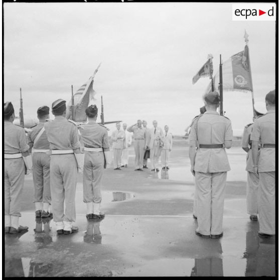 Les membres de la mission militaire américaine Melby-Erskine devant la haie d'honneur à l'aéroport de Gia Lam.